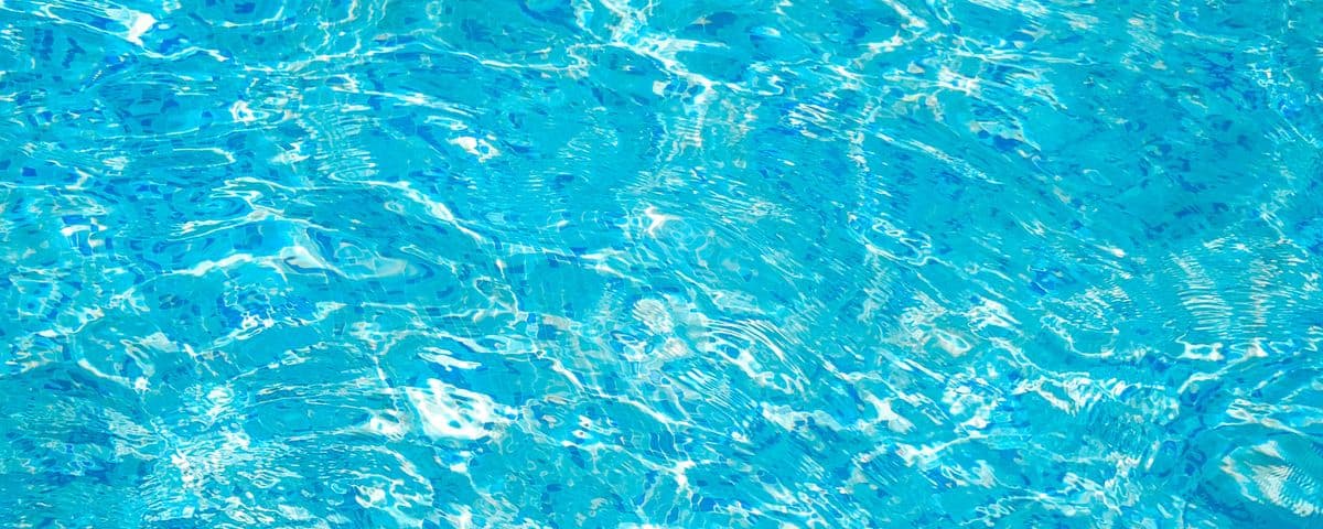 Agua de piscina en movimiento